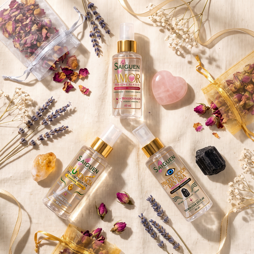 Flat lay de la Colección 3 Intenciones de Saiguen con piedras amuleto y bolsitas sobre lino crema