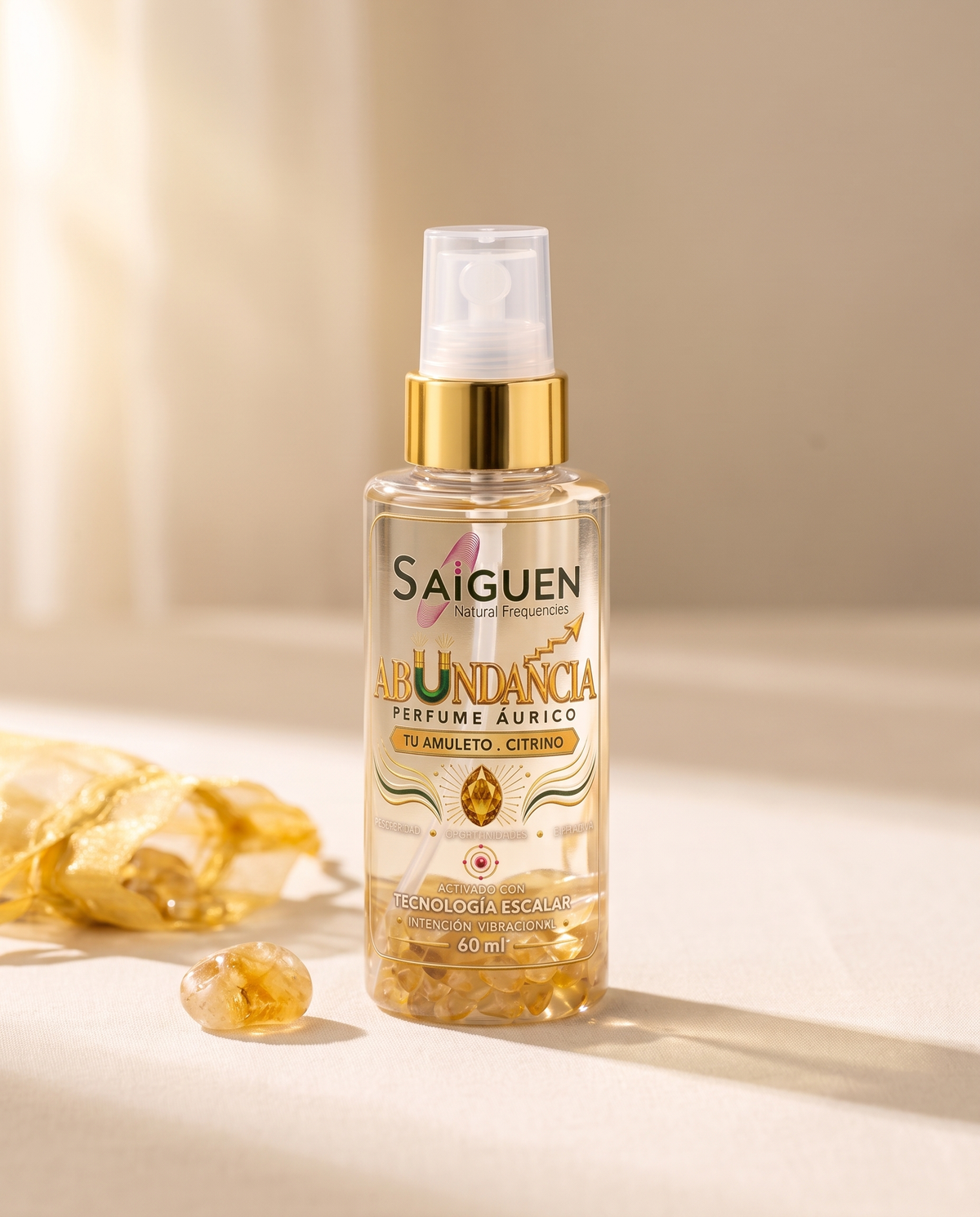 Perfume áurico ABUNDANCIA de Saiguen con piedritas de citrino dentro del frasco, sobre lino crema con citrino amuleto y bolsita dorada