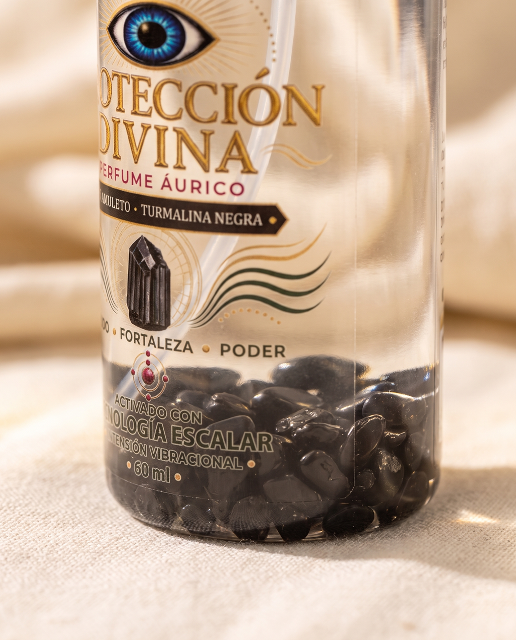 Detalle de las piedritas de turmalina negra dentro del frasco PROTECCIÓN DIVINA