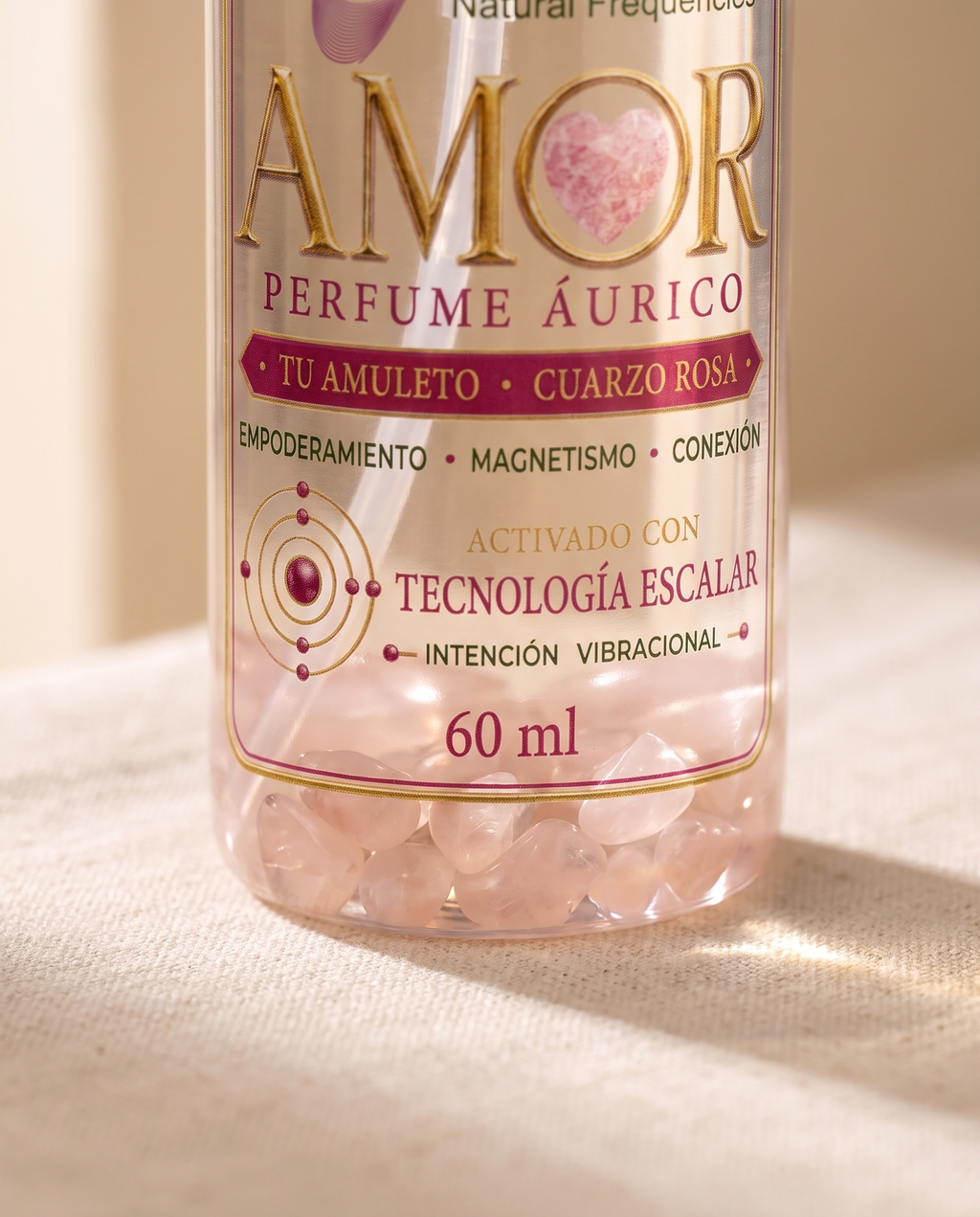 Detalle de las piedritas de cuarzo rosa dentro del frasco del perfume áurico AMOR de Saiguen