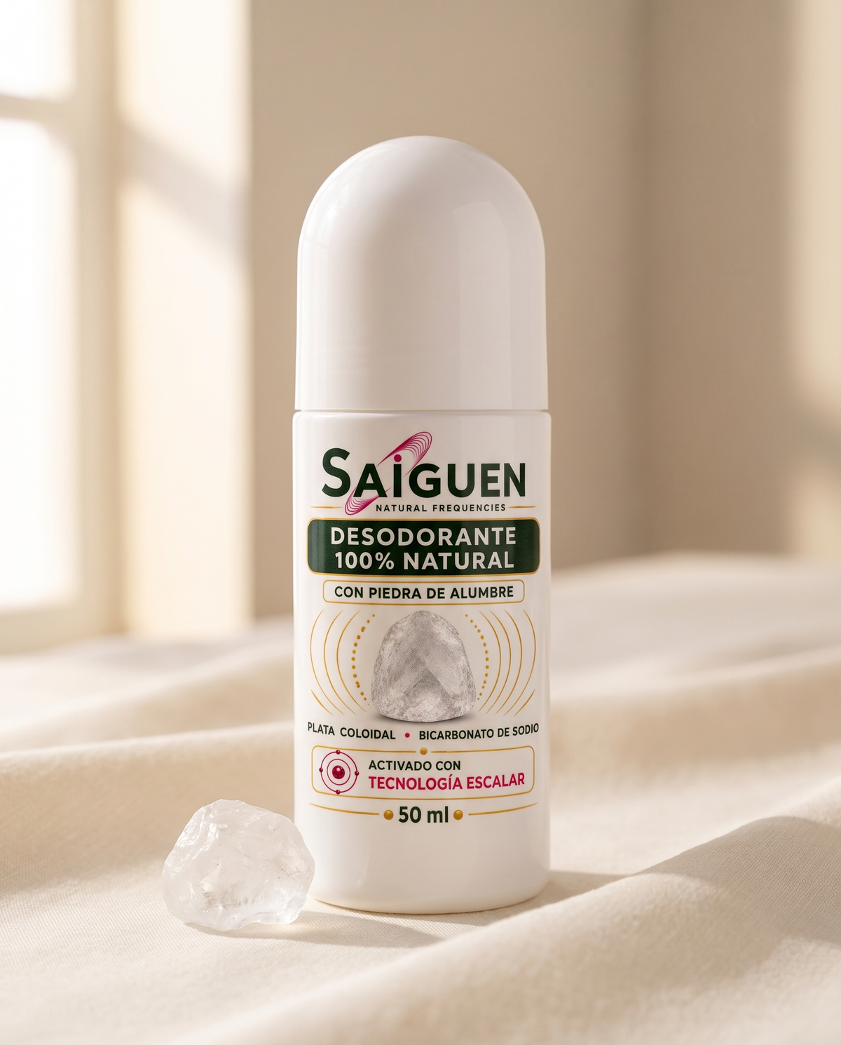 Desodorante natural Roll On Saiguen 50 ml junto a una piedra de alumbre sobre lino crema