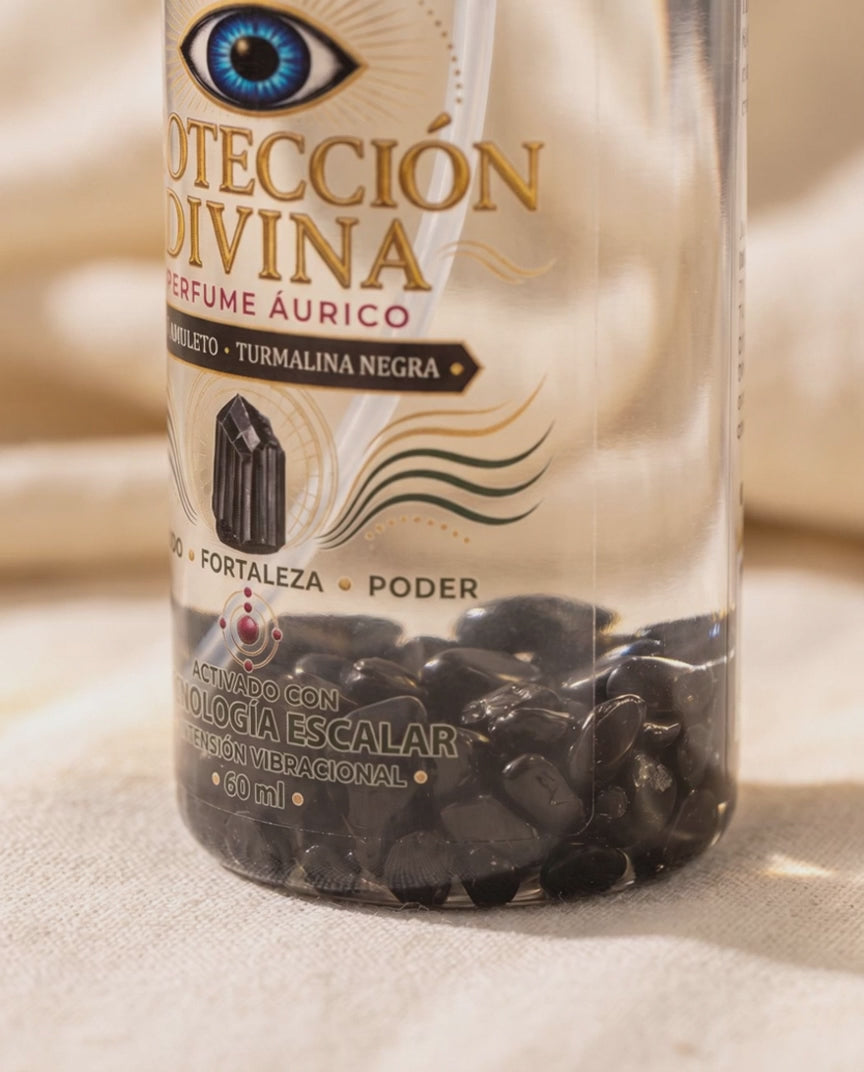 Piedritas de turmalina negra dentro del frasco del perfume PROTECCIÓN DIVINA
