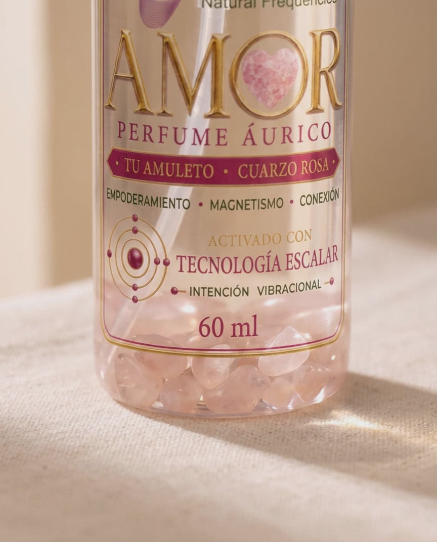 Piedritas de cuarzo rosa brillando dentro del frasco del perfume AMOR