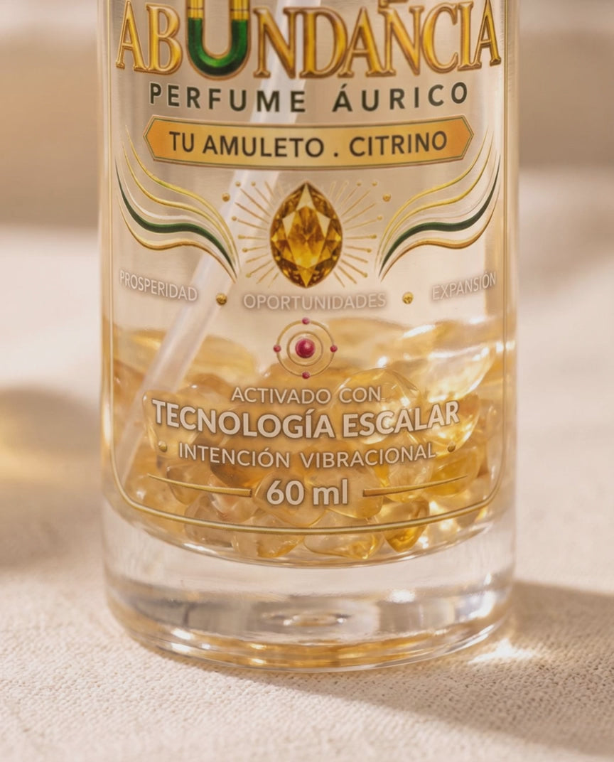 Piedritas de citrino brillando dentro del frasco del perfume ABUNDANCIA