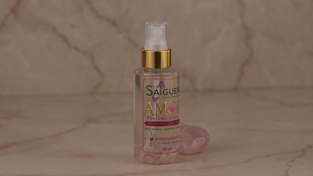 Perfume áurico AMOR de Saiguen girando con su cuarzo rosa